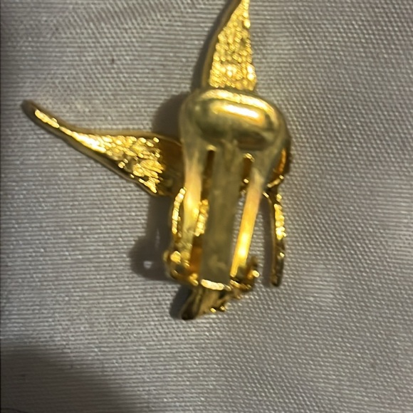 Pair of Vintage Gold Tone Green Hummingbird clip on earrings. Diamond eyes - Picture 4 of 4